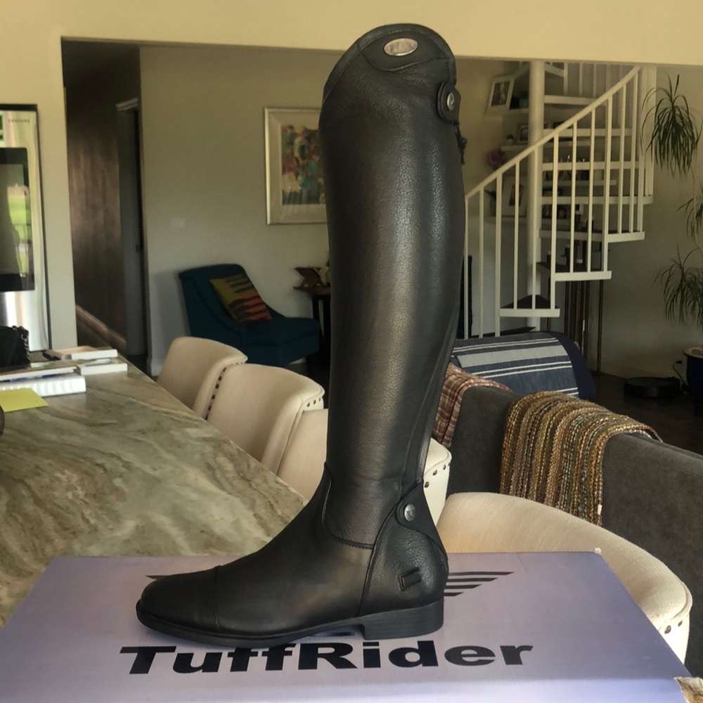 Ladies boots. New !!never worn in original box.